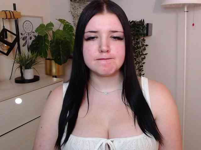 Miabrunette22 webcam