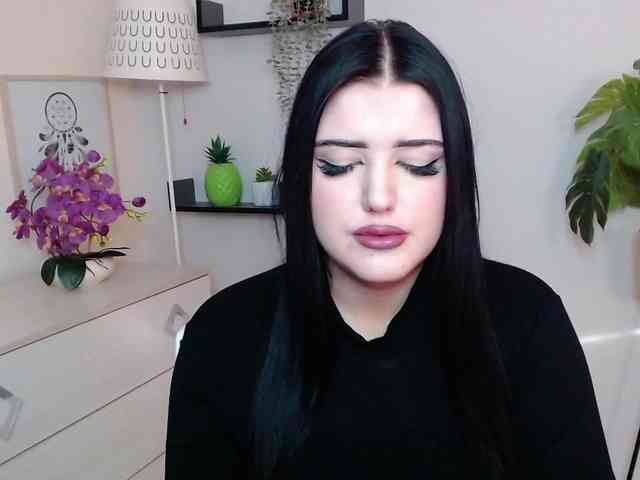 Miabrunette22 webcam