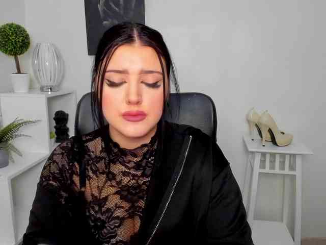 Miabrunette22 webcam