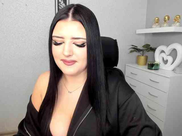 Miabrunette22 webcam