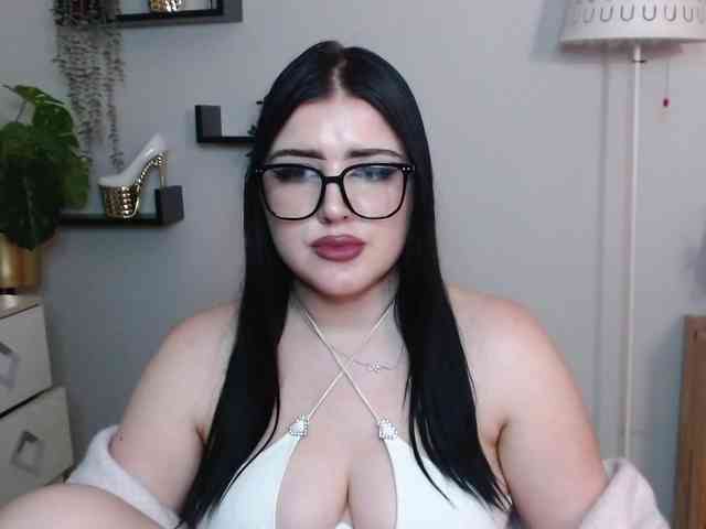 Miabrunette22 webcam