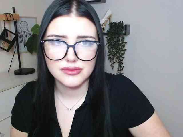 Miabrunette22 webcam