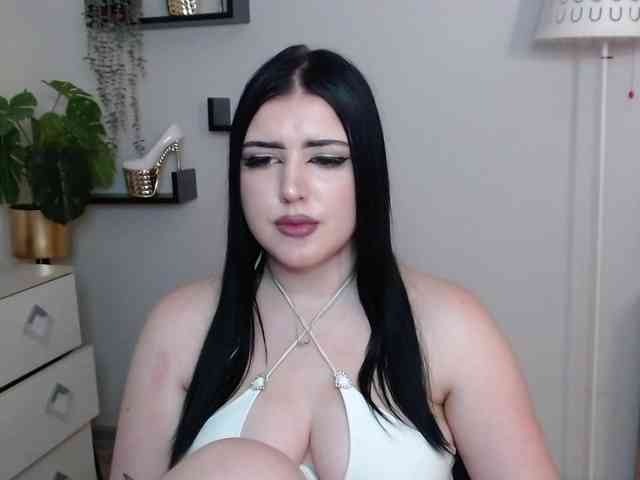Miabrunette22 webcam