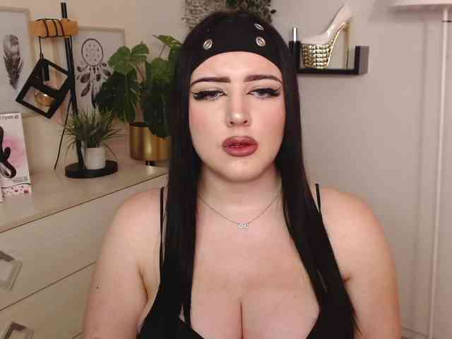 Miabrunette22 webcam