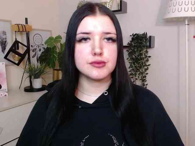 Miabrunette22 webcam