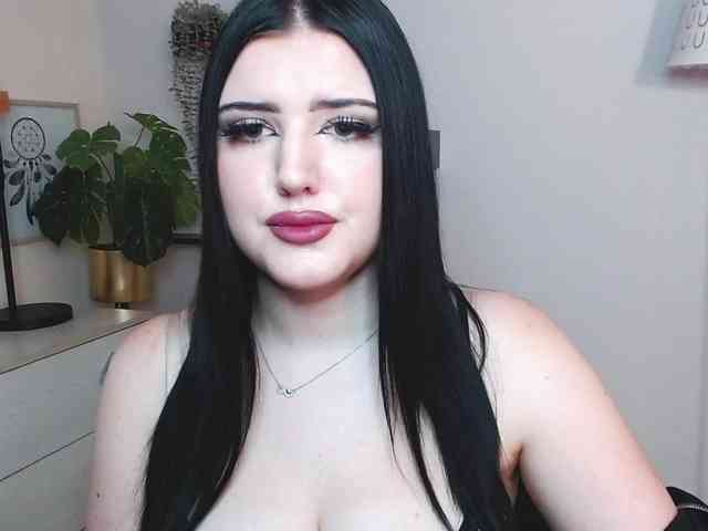 Miabrunette22 webcam
