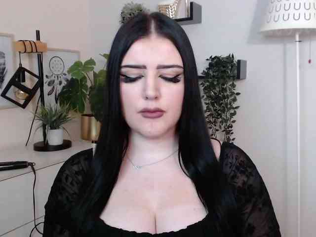 Miabrunette22 webcam