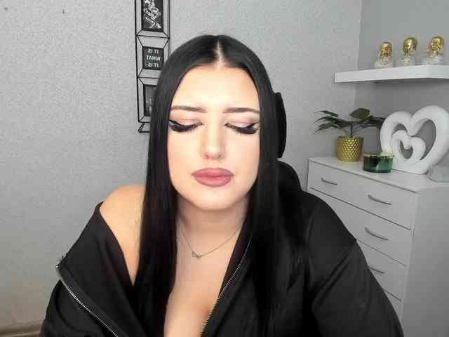 Miabrunette22 webcam