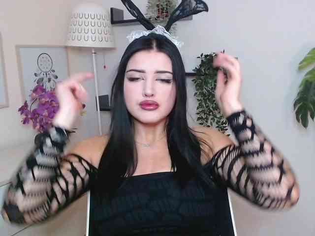 Miabrunette22 webcam