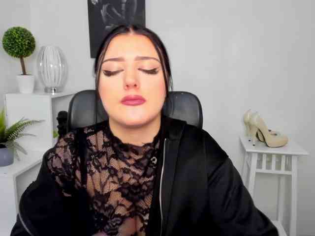 Miabrunette22 webcam