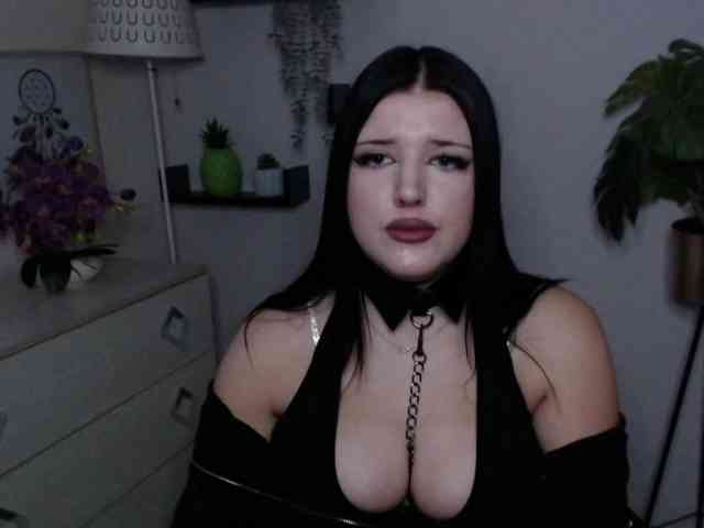 Miabrunette22 webcam