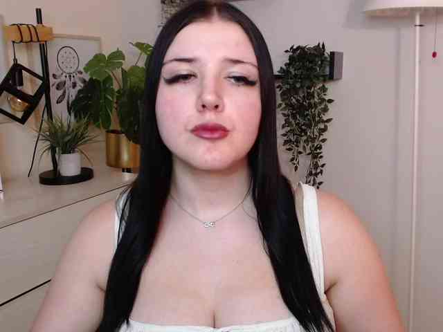 Miabrunette22 webcam