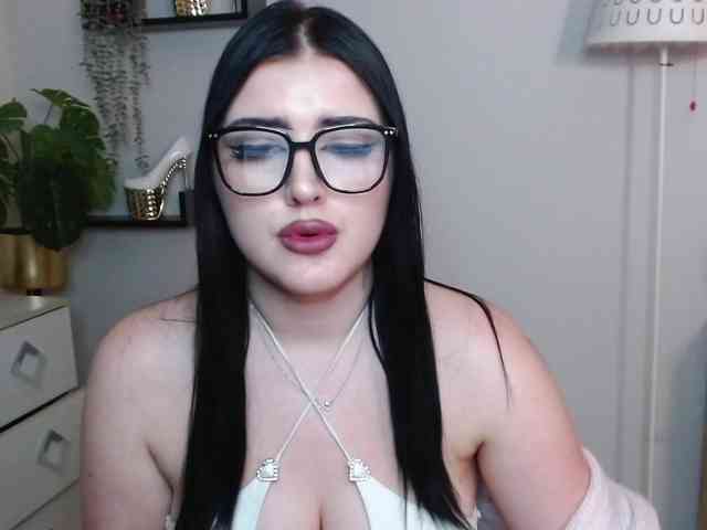 Miabrunette22 webcam