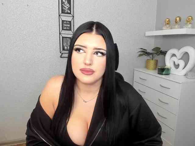 Miabrunette22 webcam