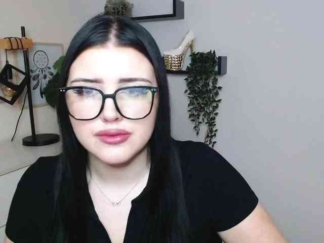 Miabrunette22 webcam