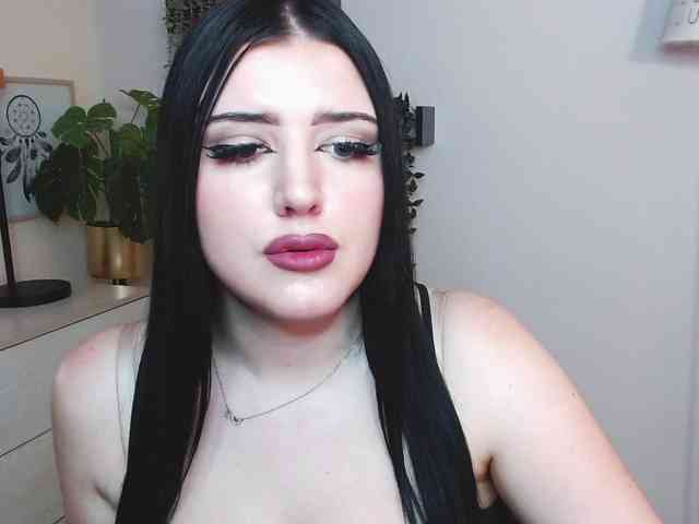 Miabrunette22 webcam