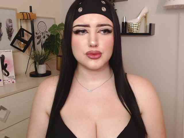 Miabrunette22 webcam