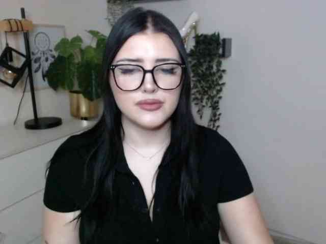 Miabrunette22 webcam