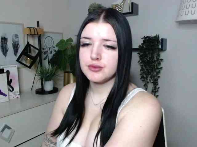 Miabrunette22 webcam