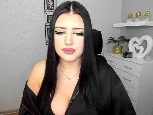 Miabrunette22 webcam