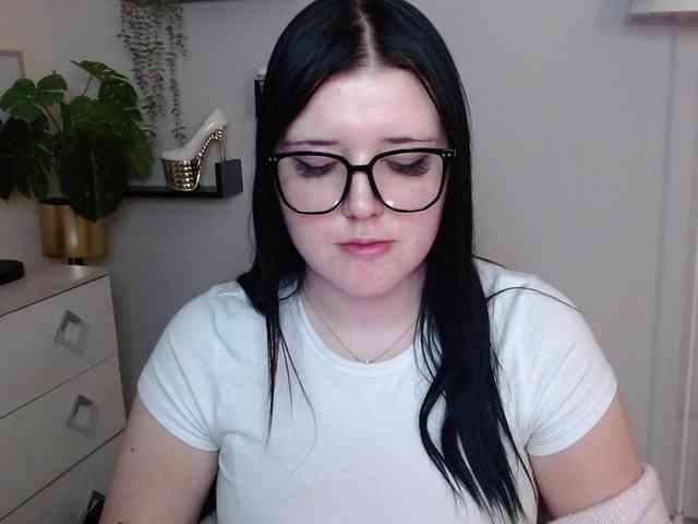 Miabrunette22 webcam