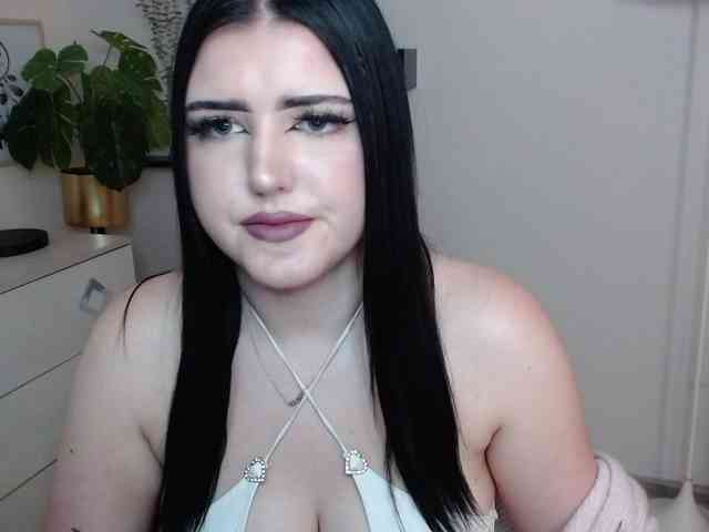 Miabrunette22 webcam