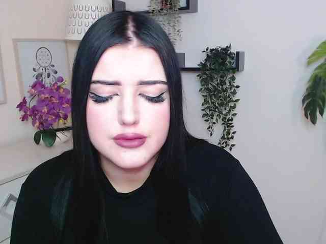 Miabrunette22 webcam