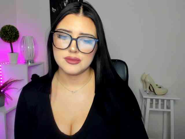 Miabrunette22 webcam