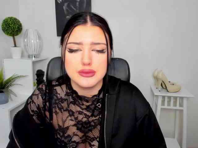 Miabrunette22 webcam