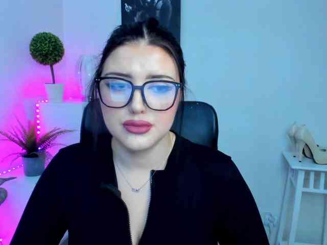 Miabrunette22 webcam