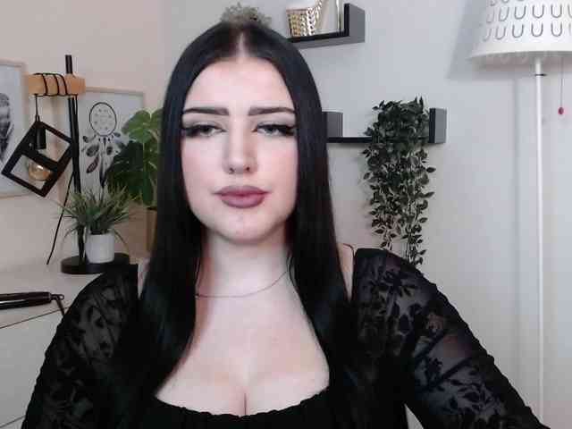 Miabrunette22 webcam