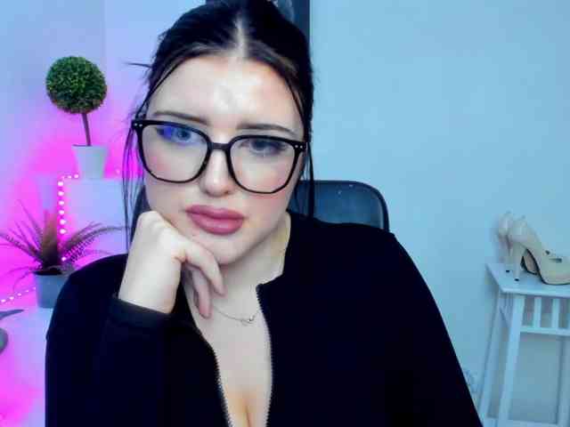 Miabrunette22 webcam
