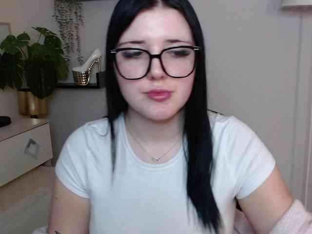 Miabrunette22 webcam