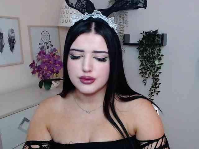 Miabrunette22 webcam
