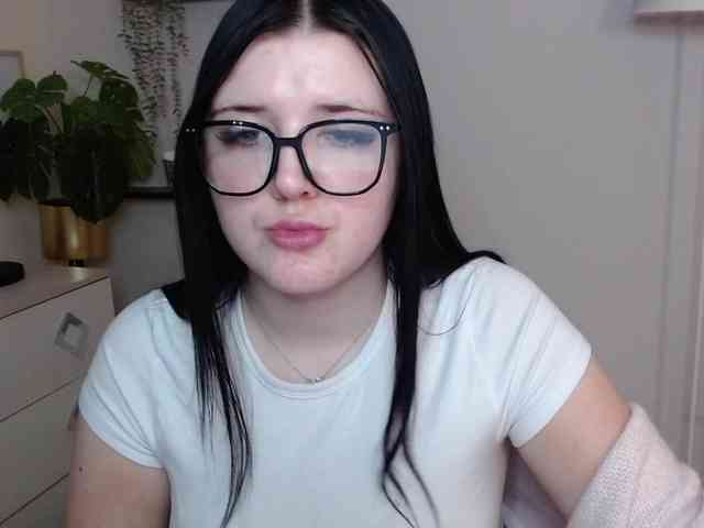 Miabrunette22 webcam