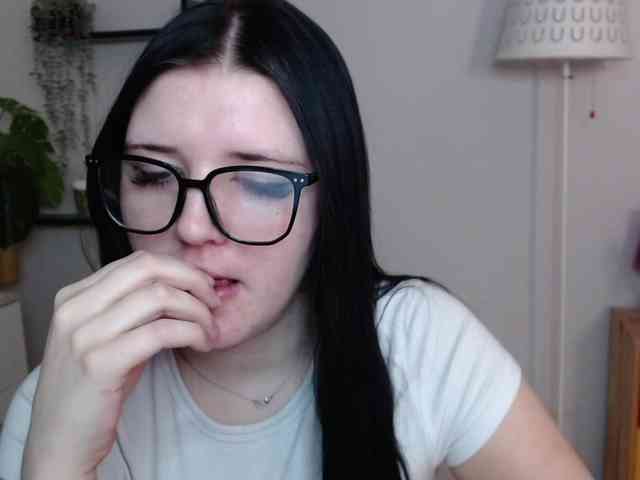 Miabrunette22 webcam