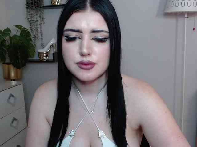 Miabrunette22 webcam