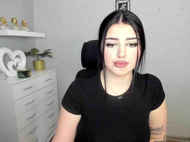 Miabrunette22 webcam
