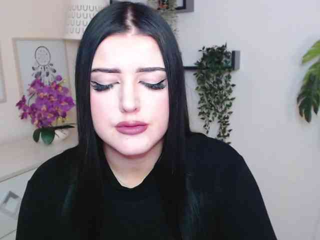 Miabrunette22 webcam