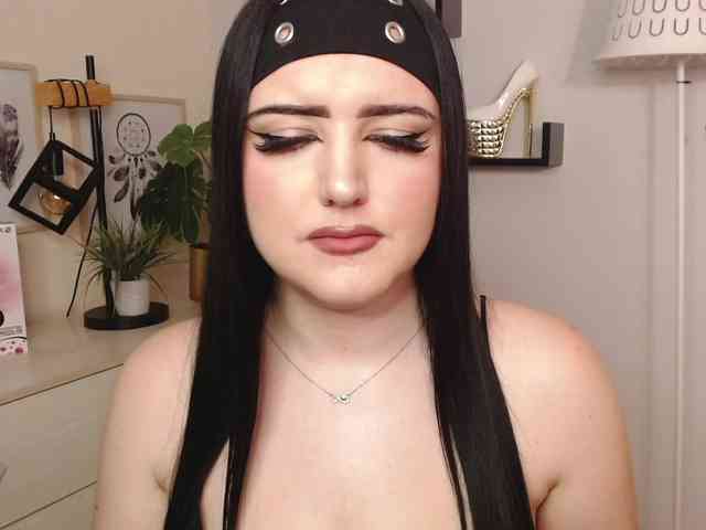 Miabrunette22 webcam