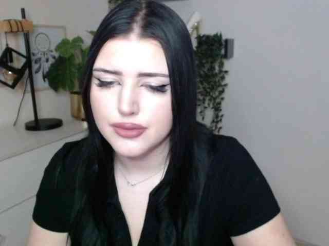 Miabrunette22 webcam