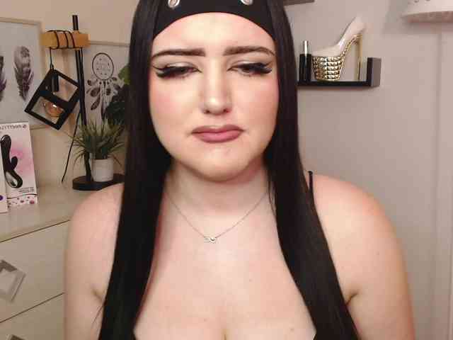 Miabrunette22 webcam