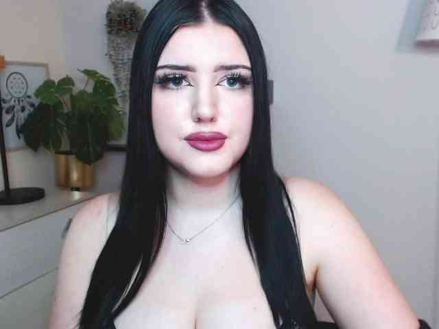 Miabrunette22 webcam