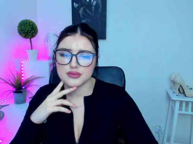 Miabrunette22 webcam