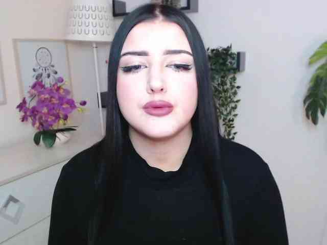 Miabrunette22 webcam