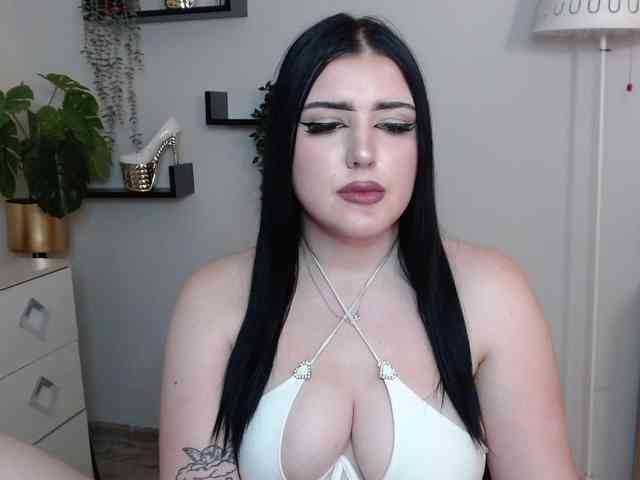 Miabrunette22 webcam