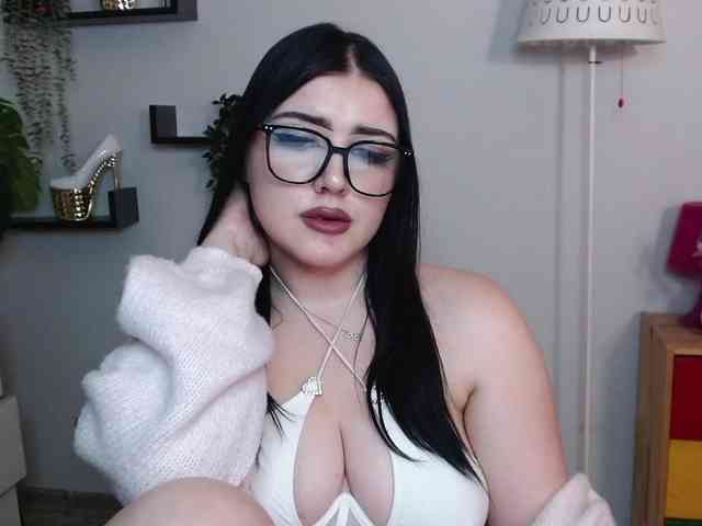 Miabrunette22 webcam