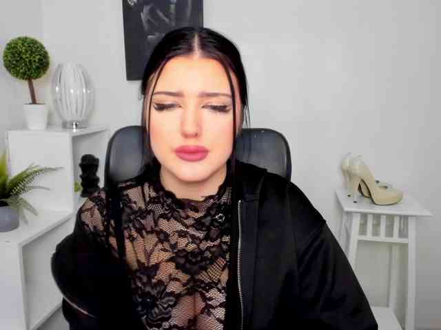 Miabrunette22 webcam