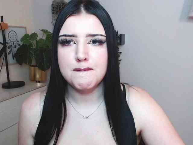 Miabrunette22 webcam