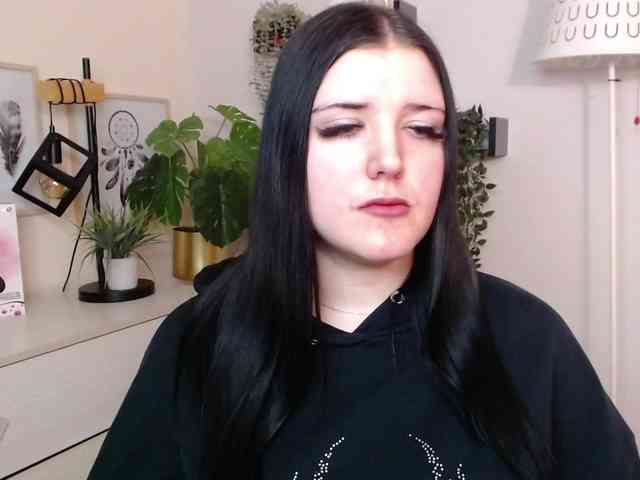 Miabrunette22 webcam